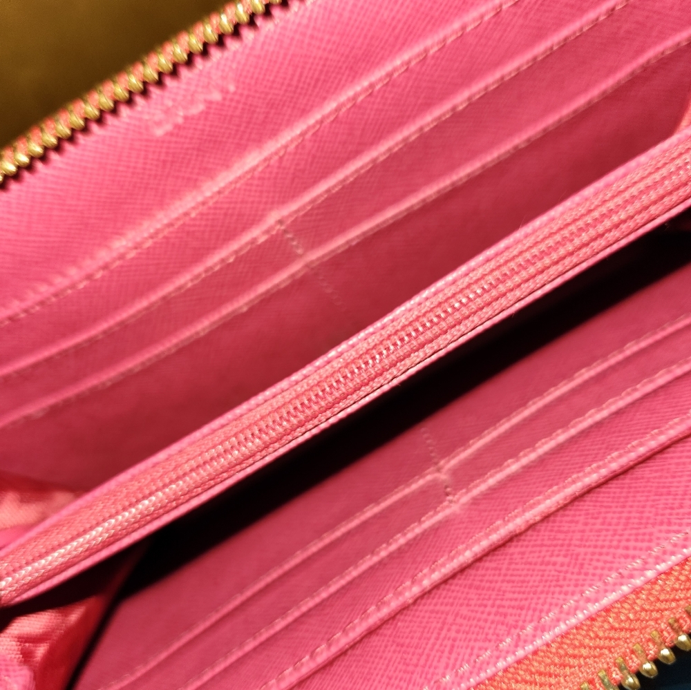 DKNY Magenta Saffiano Leather Large Side Zipper Tote and matching wallet - Picture 11 of 12